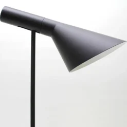 Lámpara Jacobsen de pie, réplica, Negro