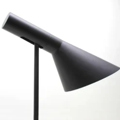Lámpara Jacobsen de pie, réplica, Negro